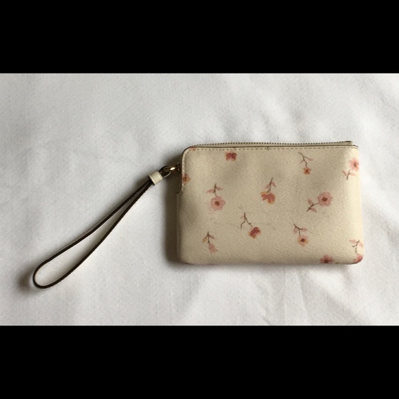 COACH Women’s Wristlet. - Picture 2 of 8